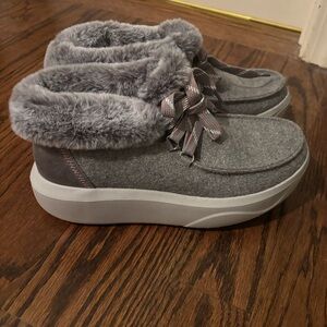 NEW Skechers BOBS fur lined shoes
